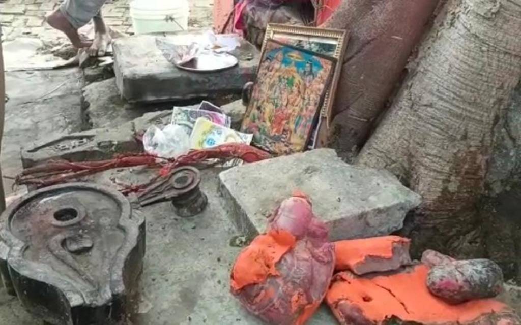 वाराणसी में 50 साल पुराने मंदिर में तोड़फोड़, शिवलिंग और हनुमान मूर्ति को किया क्षतिग्रस्त