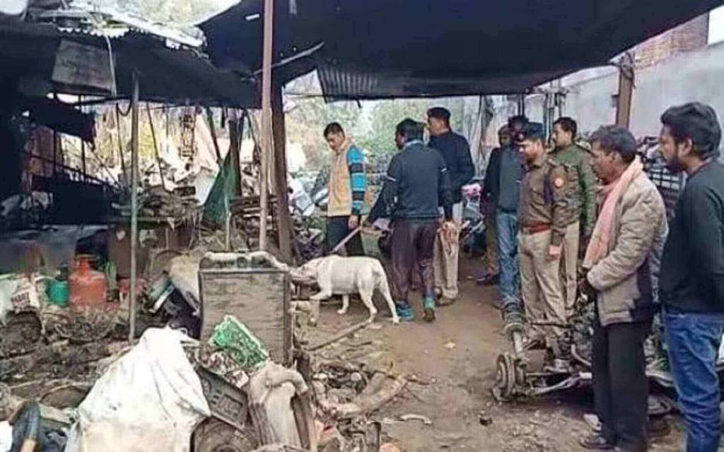 कबाड़ कारोबारी का शव बेल्ट के सहारे लटकता मिला, हत्या की आशंका