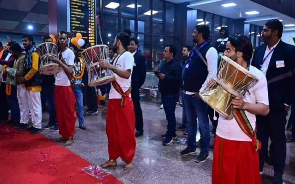 काशी तमिल संगमम में भाग लेने के लिए दसवां दल भी पहुंचा वाराणसी, ढोल-डमरू से किया गया स्वागत