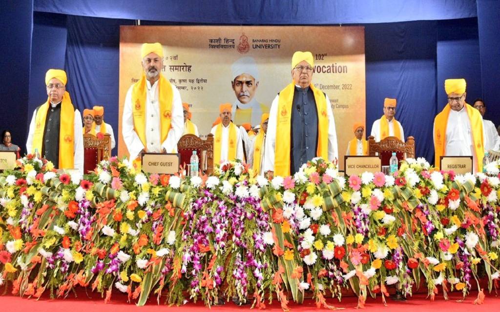 BHU दीक्षांत समारोह: मेडल मिलते ही मेधावियों केचेहरे पर चमकी सोने सी आभा