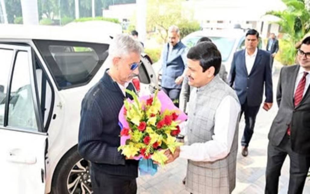 वाराणसी पहुंचे विदेश मंत्री, अफसरों ने की अगवानी