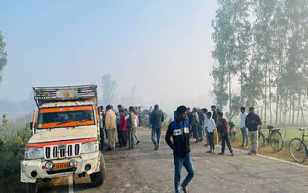 हरदोई में अज्ञात वाहन की टक्कर से एक मोटरसाइकिल सवार तीन युवक मरे, छानबीन में जुटी पुलिस