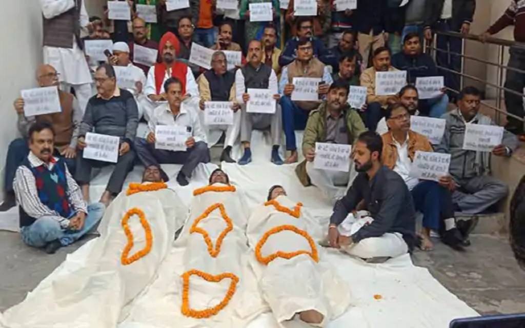 व्यापारियों ने GST विभाग में कफ़न ओढ़कर किया विरोध