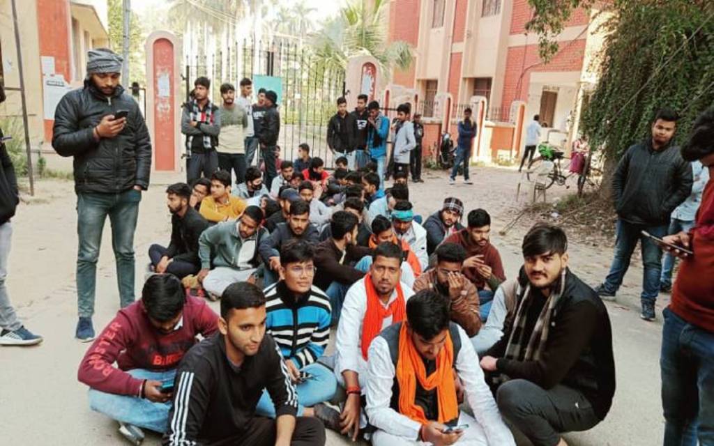 UP College Protest: रात में रैंगिंग करते पकड़े गए थे छात्र