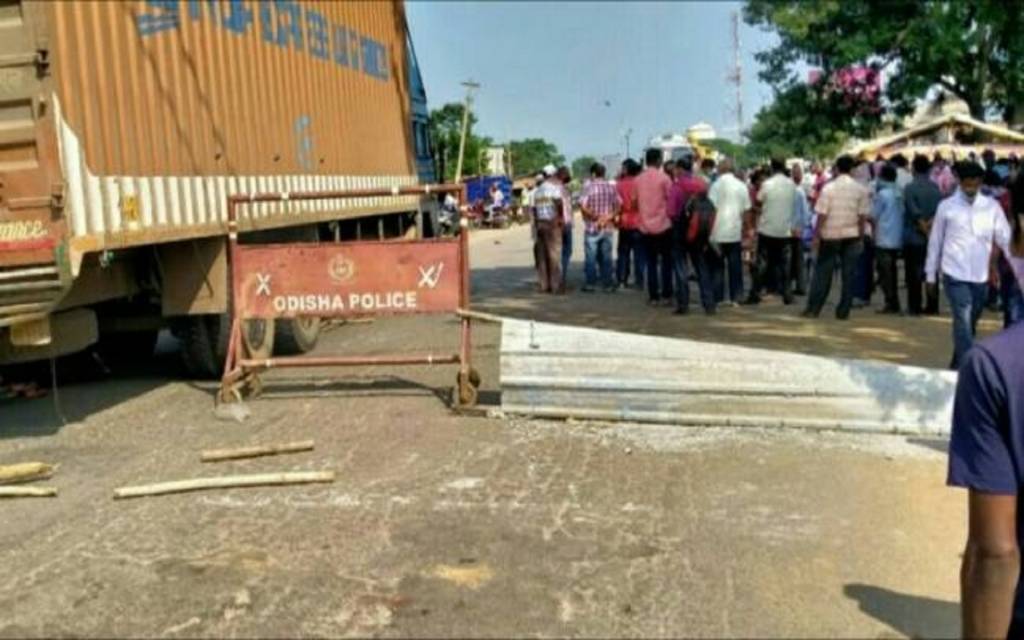 कंटेनर की चपेट में आने से महिला की मौत, बाइक सवार घायल