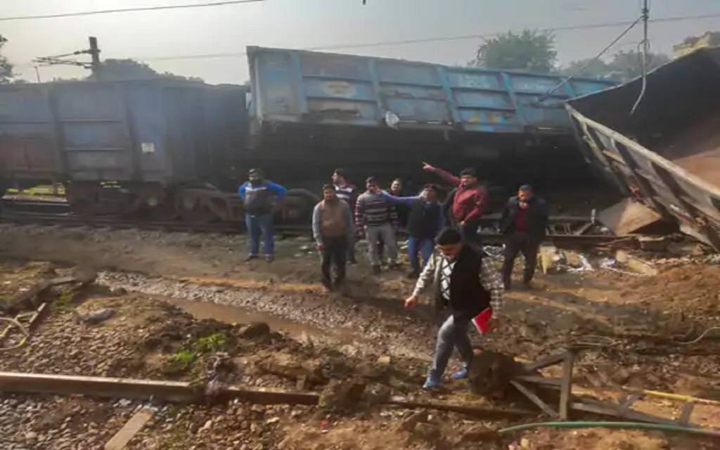 मुरादाबाद में मालगाड़ी के दो डिब्बे पटरी से उतरे, 2 घंटे नहीं हो सका ट्रेनों का संचालन