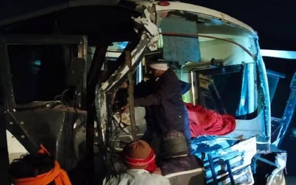 वाराणसी: महाराष्ट्र के श्रद्धालुओं की बस खड़े ट्रक से टकराई, 13 गंभीर रूप से घायल, BHU ट्रॉमा सेंटर में भर्ती