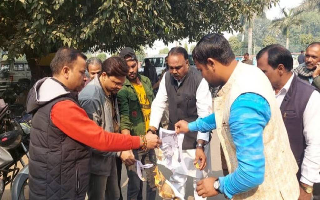 वाराणसी में फिल्म 'पठान' को लेकर बवाल,भाजपा किसान मोर्चा के क्षेत्रीय महामंत्री ने पुतला फूंका