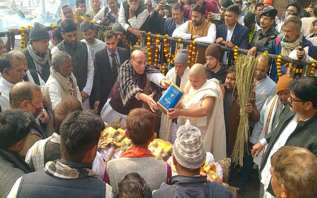 वाराणसी पहुंचे रक्षामंत्री राजनाथ सिंह, बड़ी भाभी के अंतिम संस्कार में हुए शामिल