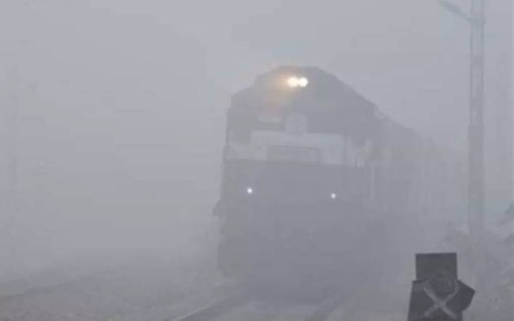Train Running Late: कोहरा बना मुसीबत, कई ट्रेनें हुई लेट, यात्रियों को परेशानियों का करना पड़ा सामना