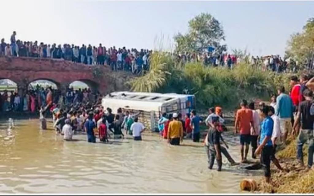 सिद्धार्थ नगर में बड़ा सड़क हादसा, अनियंत्रित बस पलटी, 20 यात्री घायल