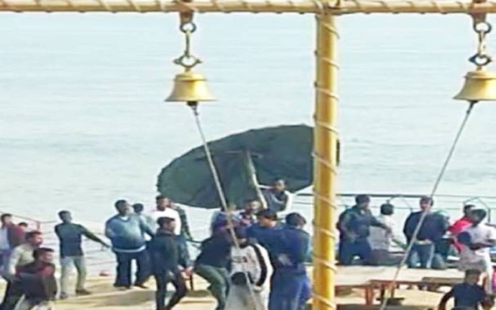 अस्सी घाट पर पंडा- पुजारी व छात्र भिड़े, मारपीट और पत्थरबाजी के बाद हुआ बवाल