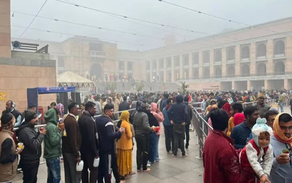 ढाई लाख भक्तों ने बाबा दरबार में टेका मत्था