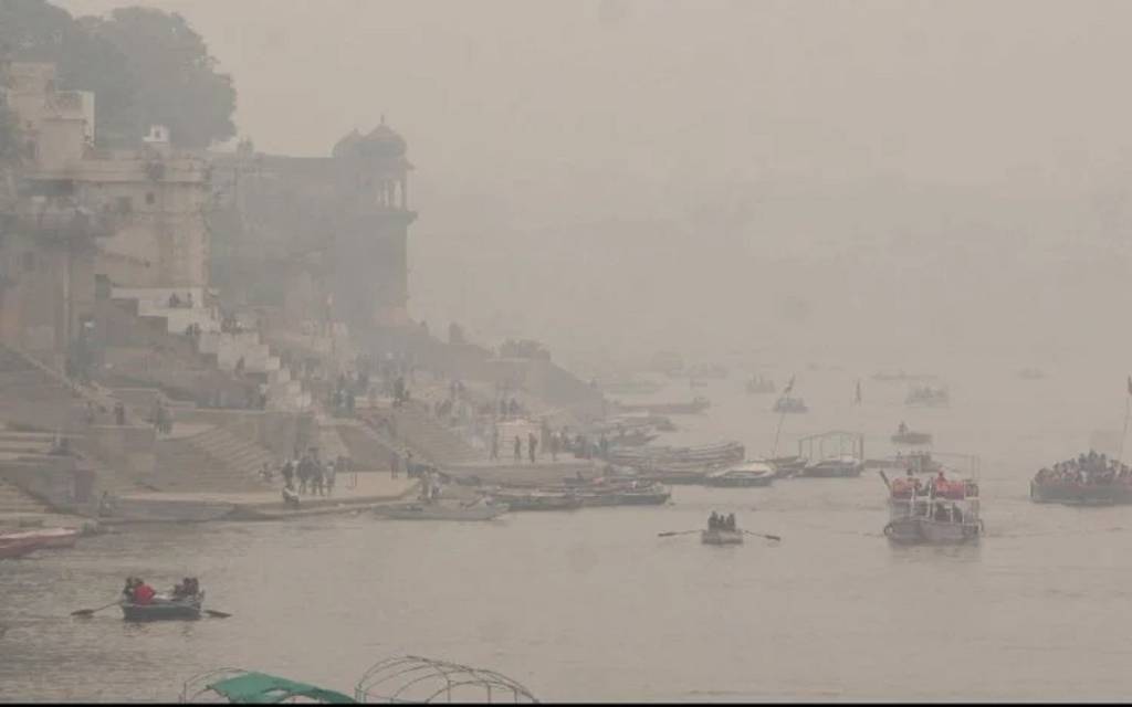 कोहरे के आगोश में वाराणसी, दिन में लाइट जलाकर चलती रही गाड़ियां