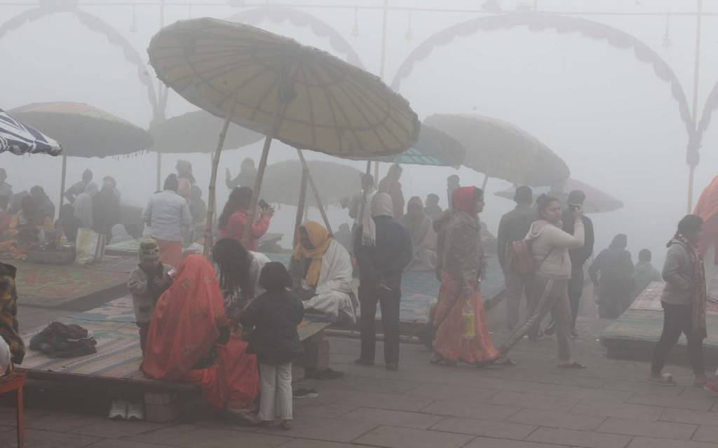 उफ्फ! ये सर्दी... कोहरे और नम हवाओ ने बढ़ाई गलन
