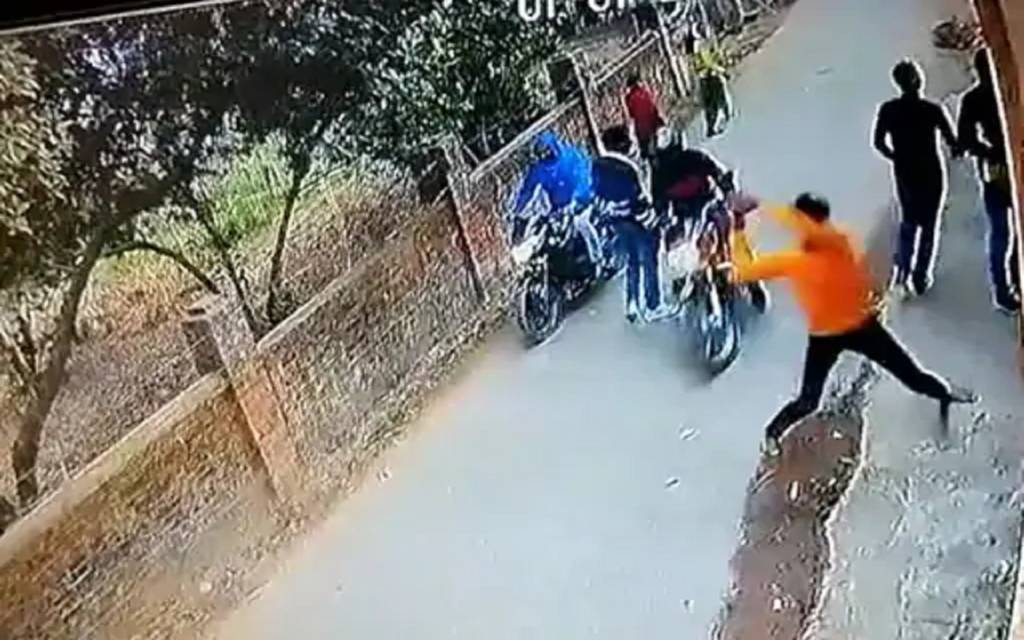 बदमाशों ने घर में घुसकर की तोड़फोड़, मचाया आतंक