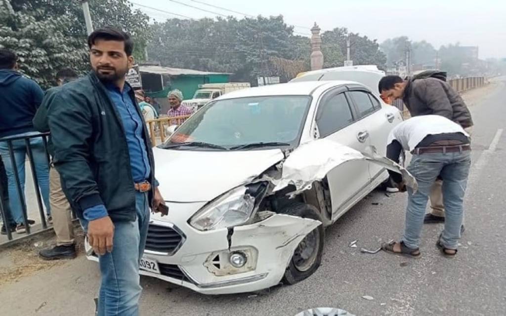varanasi : कार और बाइक की आमने-सामने भिड़ंत, ड्यूटी जा रहे दो दोस्त घायल