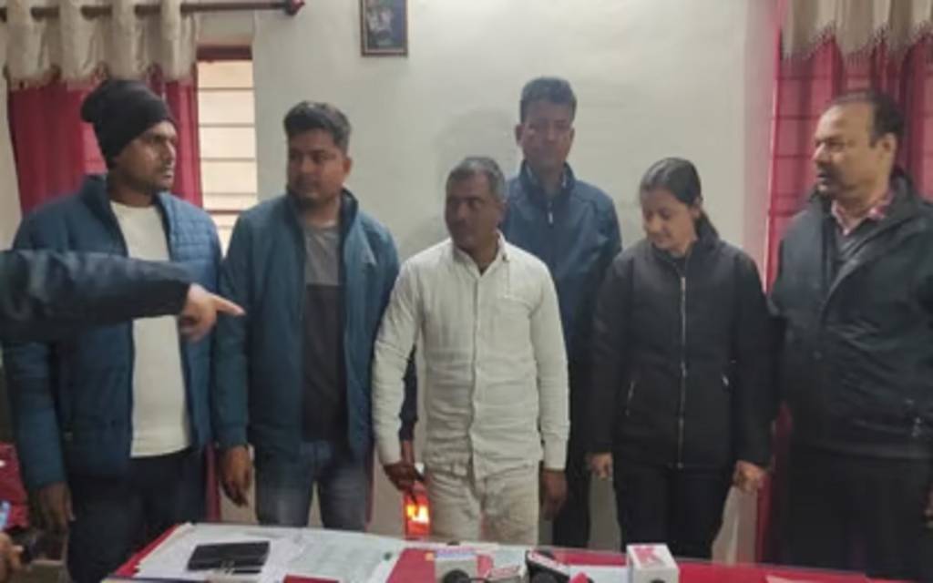 Jaunpur: एंटी करप्शन टीम ने 45 हजार रिश्वत लेते PWD का लिपिकरंगे हाथ पकड़ा