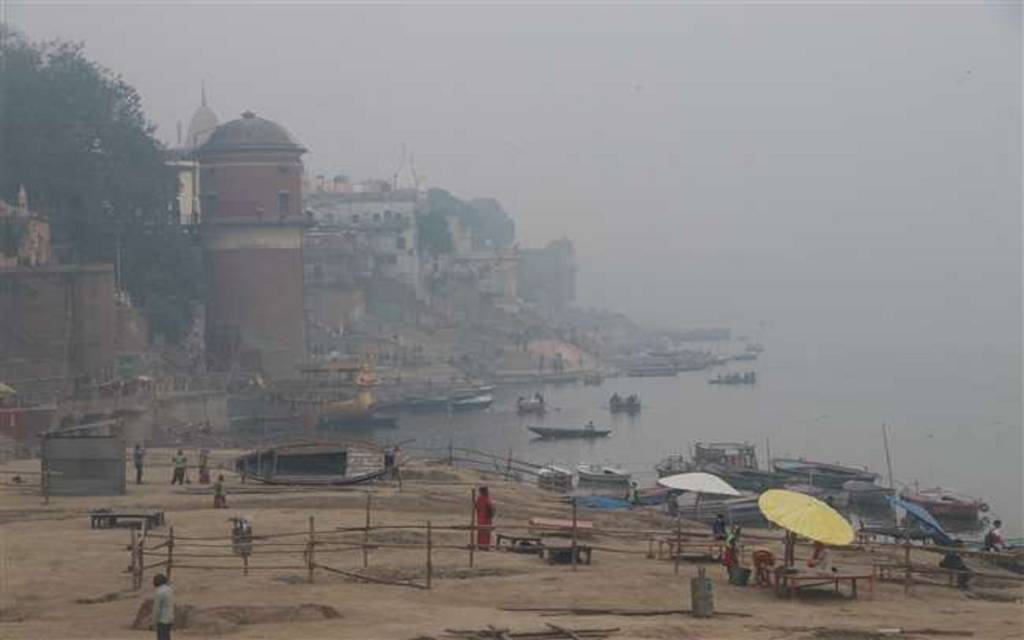 बनारस में कोहरा और ठिठुरन बरकरार, शीतलहर व गलन ने किया बेहाल