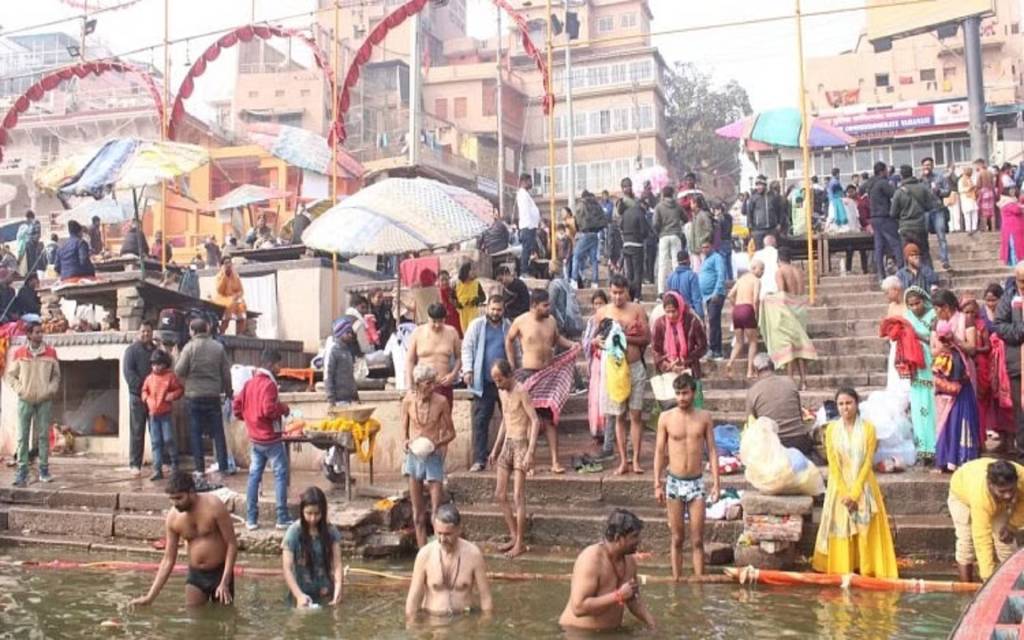 पौष पूर्णिमा स्नान के साथ शुरू हुई माह पर्यंत माघी डुबकी के विधान, वाराणसी में गंगा घाटों पर पहुंचे श्रद्धालु