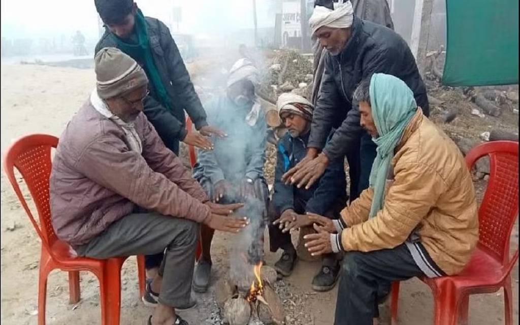 वाराणसी में ठंड और शीतलहर का कहर जारी,11 KMPH की रफ्तार से चल रही हवाएं