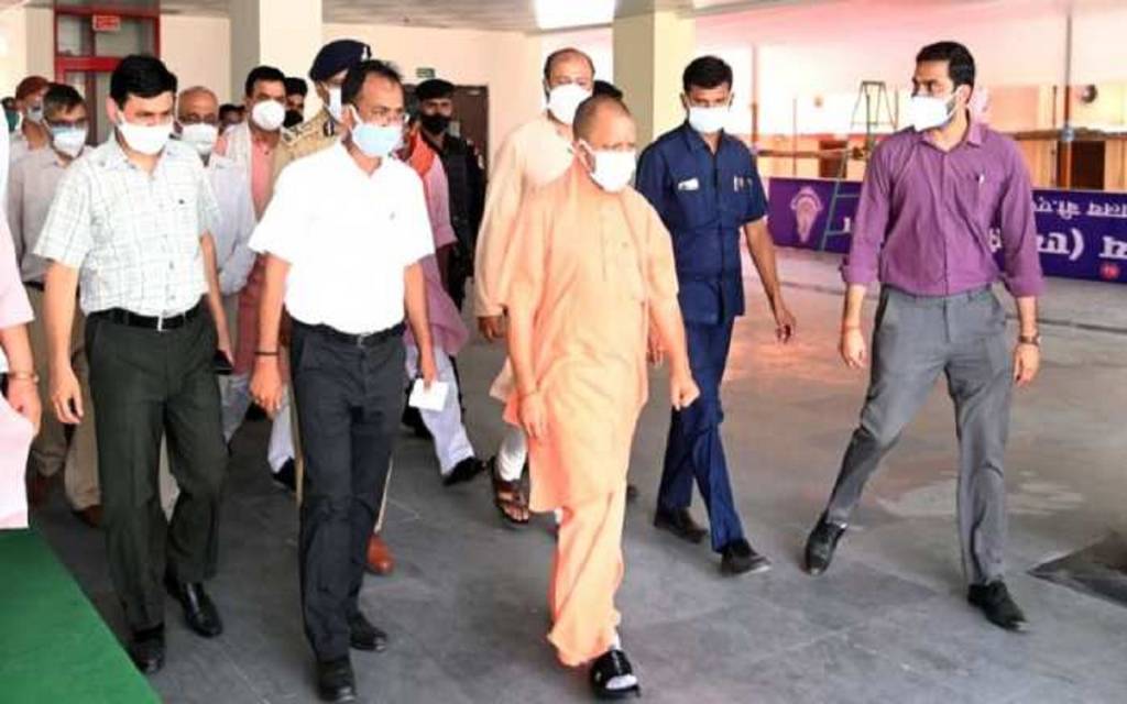 बनारस पहुंचे सीएम योगी टेंट सिटी का लेंगे जायजा