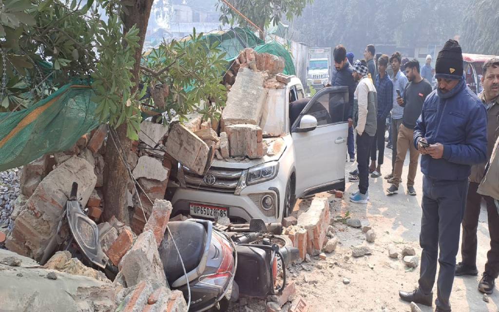 सिगरा स्टेडियम की दीवार ढही, दर्जनों गाड़ियां क्षतिग्रस्त