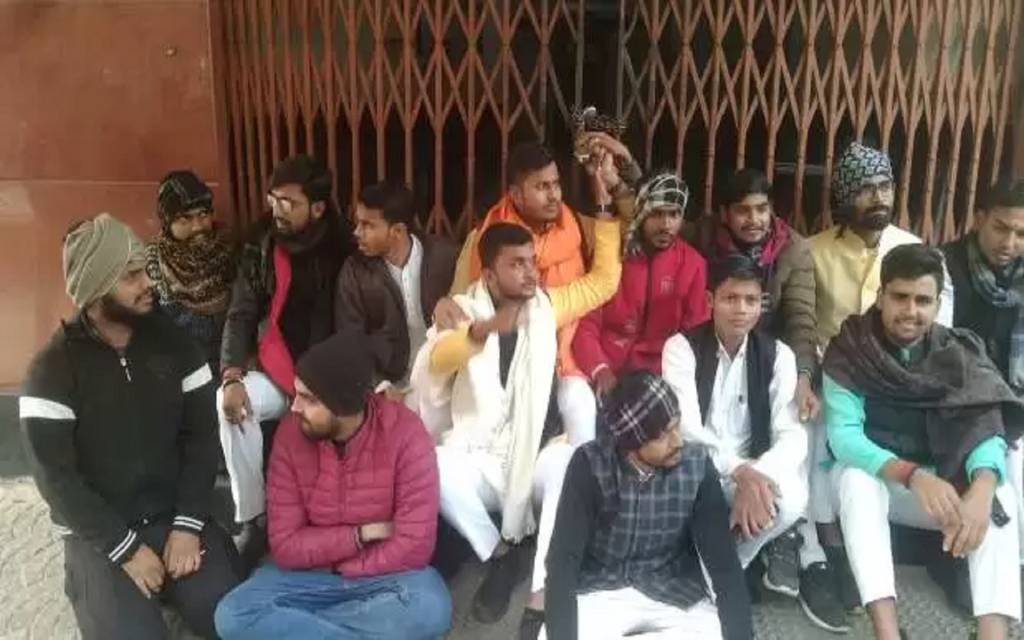 काशी विद्यापीठ में छात्रसंघ चुनाव कराने के लिए छात्रों ने किया हंगामा, प्रशासनिक भवन व संकायों में जड़ा ताला