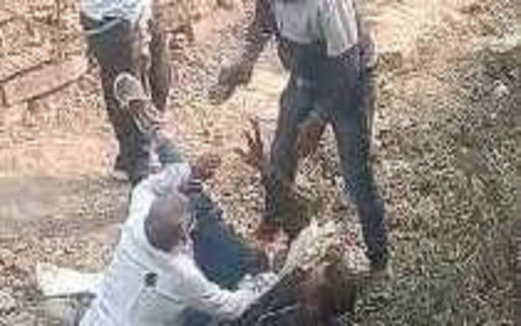 पिता-पुत्र को बांधकर सरेआम चप्पलों से पीटा, वीडियो वायरल