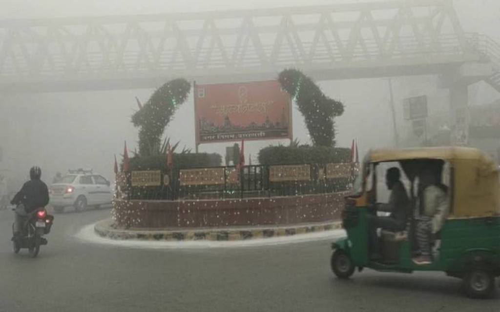 काशी में विजिबिलिटी 50 मीटर से नीचे, धुंध और कोहरा छाया, 7 डिग्री तक लुढ़का पारा