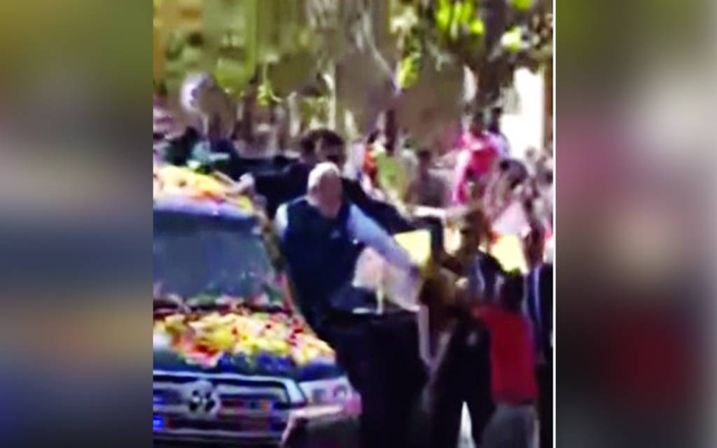 पीएम मोदी के रोड शो के दौरान सुरक्षा में बड़ी चूक