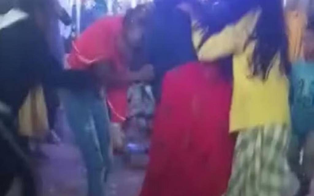 वाराणसी में प्रेमी के लिए बीच बाजार लड़ गई दो प्रेमिकाएं, दोनों में हुई खूब जूतमपैजार