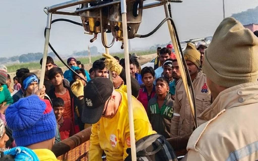 Varanasi Balloon Festival: तीन हॉट एयर बैलून की इमरजेंसी लैंडिंग, काशी से पहुंचे चंदौली