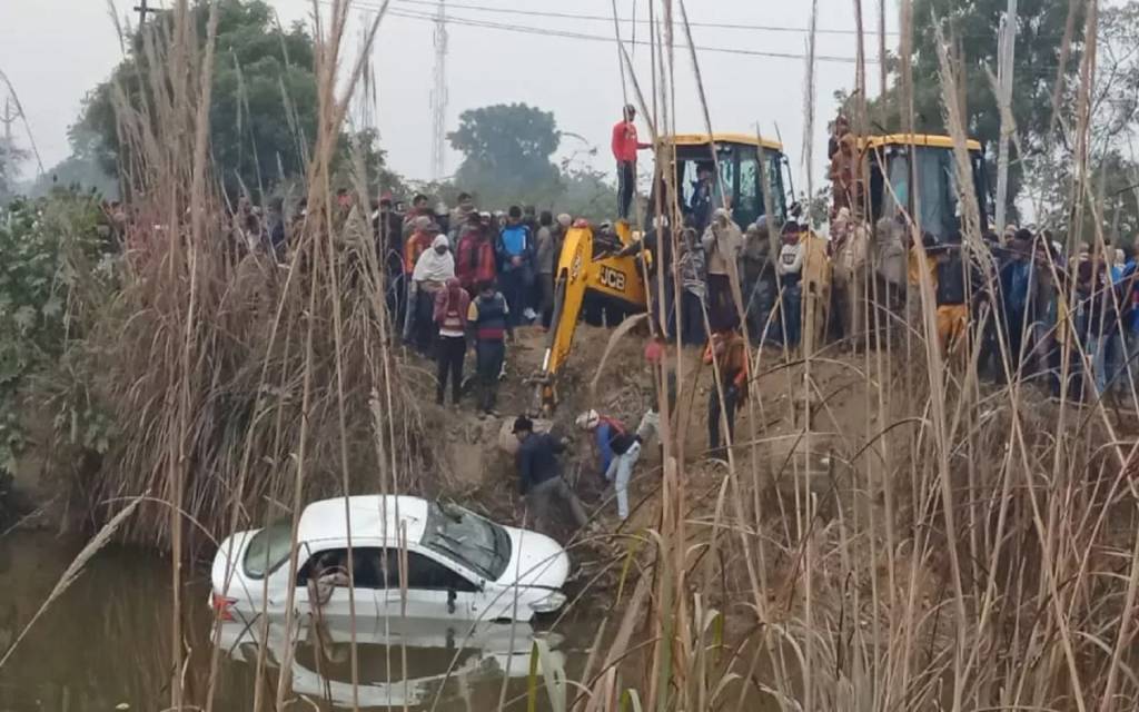 Road Accident: हापुड़ में अनियंत्रित कार तालाब में गिरी, चार लोगों की मौत