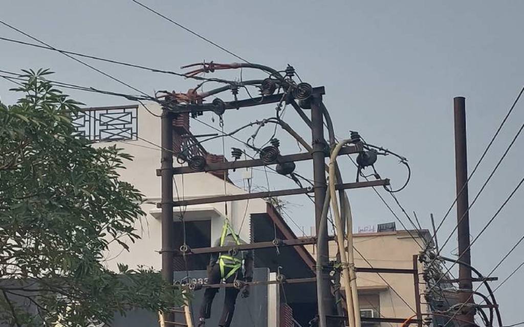 करंट लगने के बाद पोल पर लटकता रहा लाइन मैन, पापुलर अस्पताल में कराया गया भर्ती