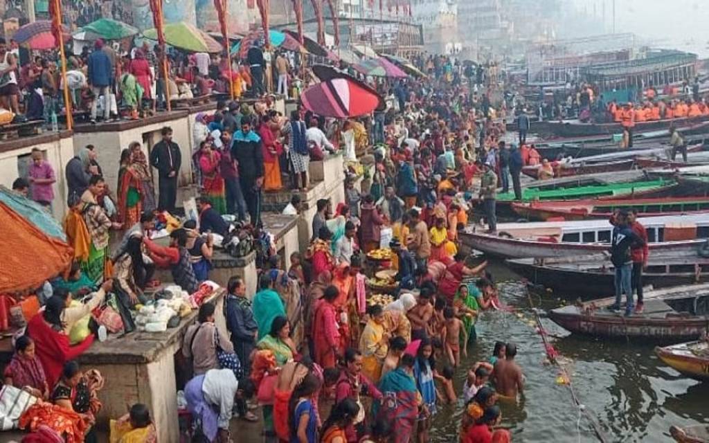 Mauni amavasya 2023: काशी में मौनी अमावस्या पर ठंड और बारिश के बीच मौन होकर श्रद्धालुओं ने गंगा में किया स्नान