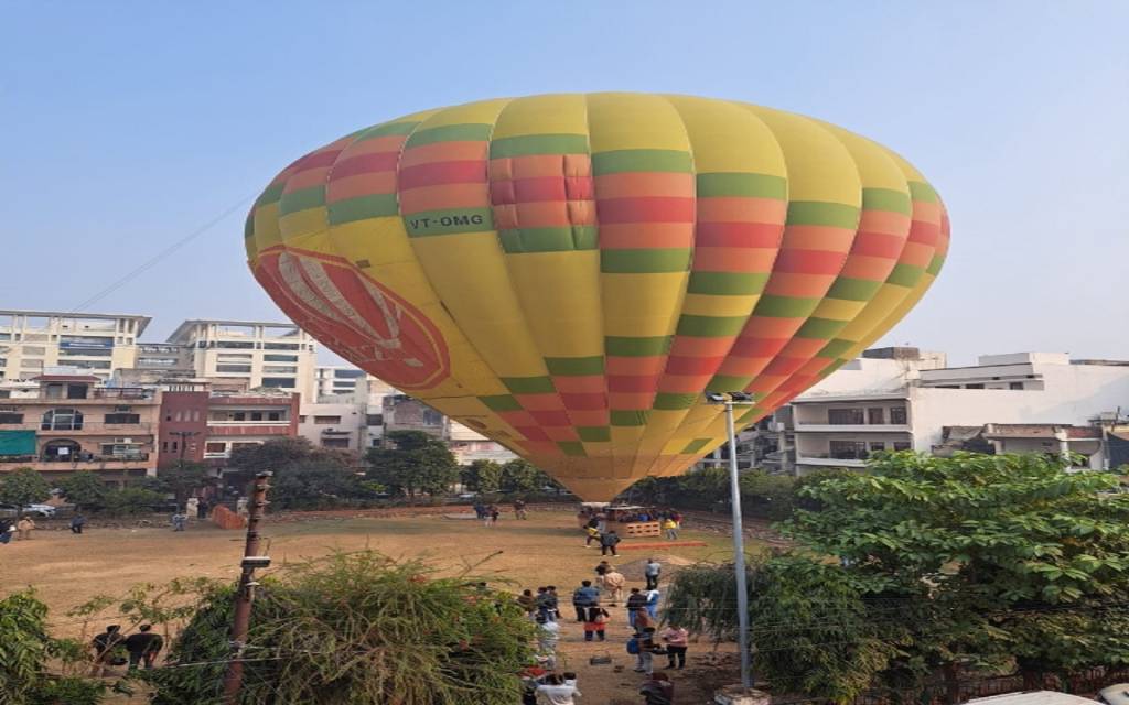 काशी के पार्क में हॉट बैलून की लैंडिंग, देखने उमड़ी भीड़