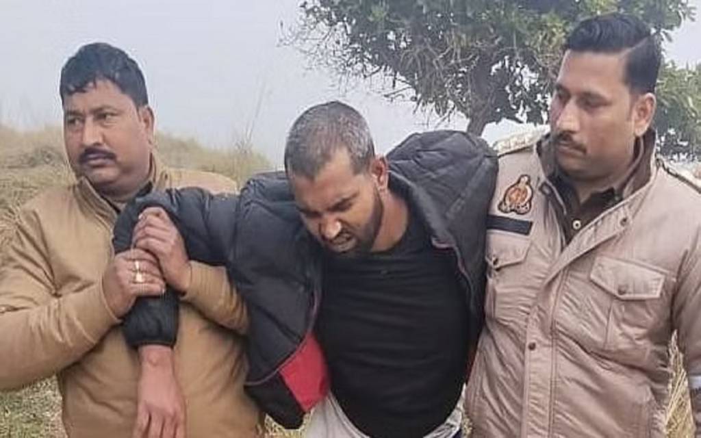 पुलिस और बदमाशों के बीच मुठभेड़: गोली लगने से 25 हजार का इनामियां घायल, अस्पताल में कराया भर्ती