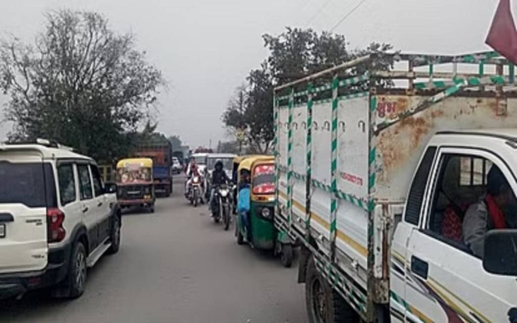 राजघाट पुल पर भीषण जाम, राहगीर परेशान