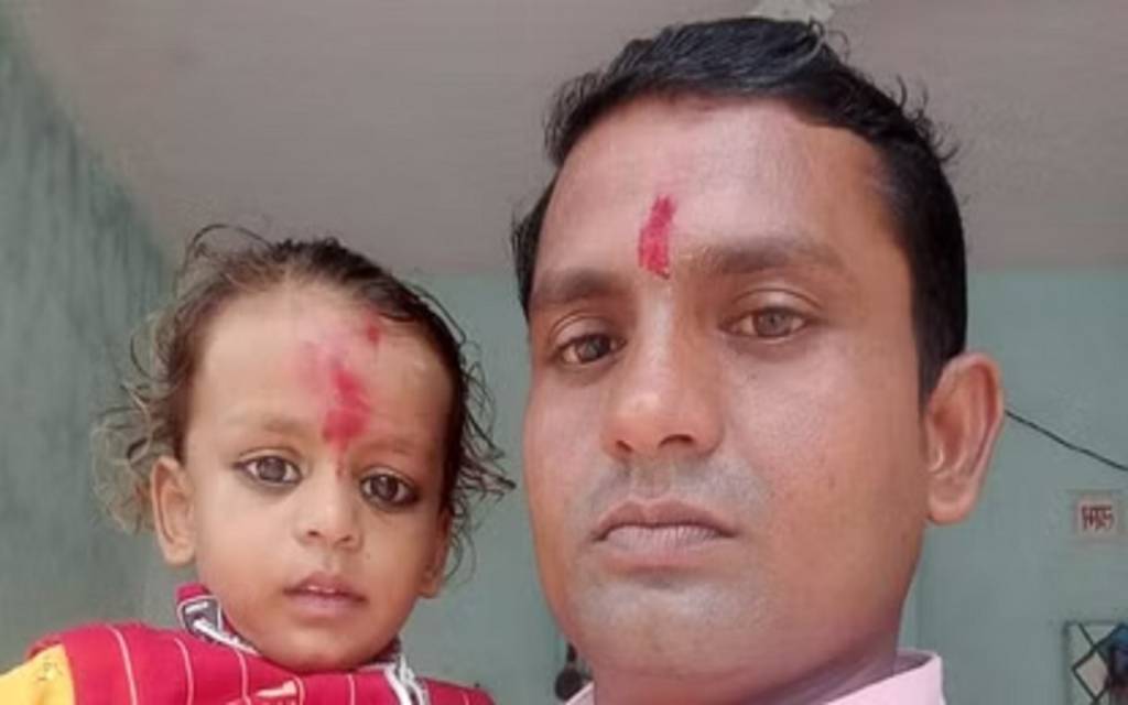 हाईवे पर खड़े पिकअप से टकराई बाइक, युवक की मौत