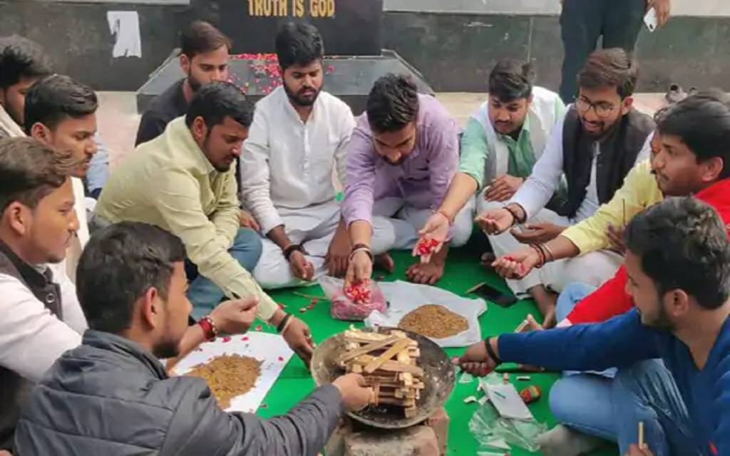 चुनाव अधिकारी की सद्बुद्धि के लिए काशी विद्यापीठ के छात्रों ने किया बुद्धि-शुद्धि यज्ञ