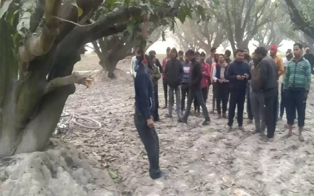 काम की तलाश में वाराणसी गया था शख्स, पेड़ पर लटका मिला शव