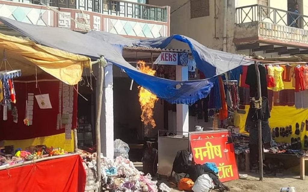 वाराणसी में रविदास जयंती मेला क्षेत्र में चाय की दुकान पर सिलेंडर में लगी आग, मची अफरा-तफरी
