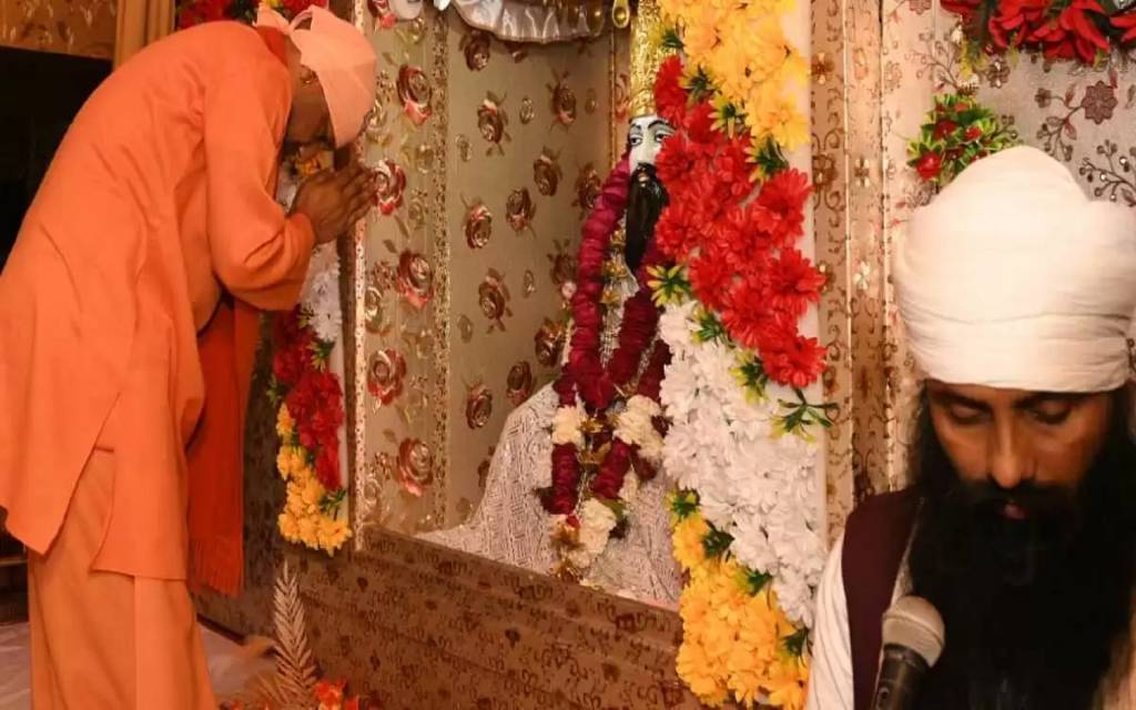 रविदास जयंती पर CM योगी ने संत शिरोमणि के दरबार में टेका मत्था, PM का संदेश पढ़ा...ऐसा चाहूं राज मैं, जहां मिले सबन को अन्न