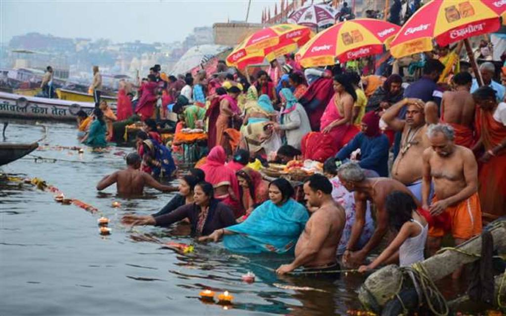 माघ पूर्णिमा: भक्तों ने गंगा में लगाई पुण्य की डुबकी, किया दान-पुण्य