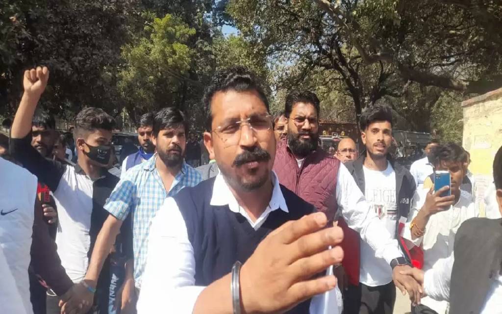 भीम आर्मी अध्यक्ष चंद्रशेखर रावण ने संत रविदास दरबार में लगाई हाजिरी