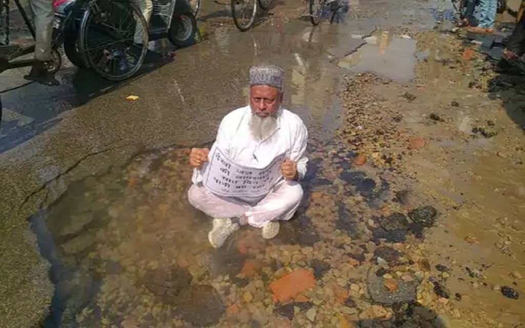 वाराणसी : पानी भरे गड्ढे में बीच सड़क लेटकर पूर्व पार्षद ने किया प्रदर्शन, बोले- ठीक नहीं हुआ तो आत्मदाह कर लूंगा