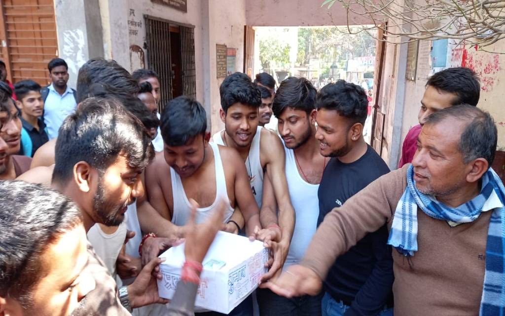 हरिश्चंद्र महाविद्यालय: छात्रसंघ चुनाव की मांग को लेकर छात्रों का अर्धनग्न प्रदर्शन