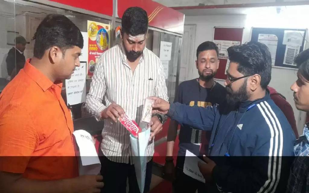 स्वामी प्रसाद मौर्य को BHU से भेजी गई श्रृंगार सामग्री और कीड़ी मारने की दवा