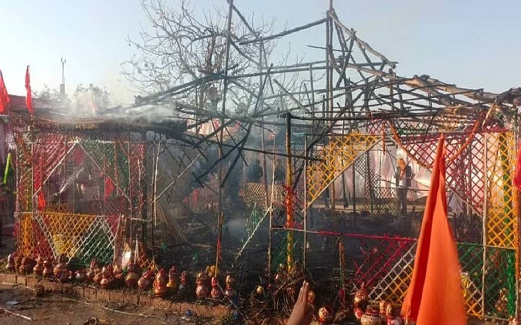 दुर्गाकुंड मंदिर परिसर में यज्ञ मंडप में शॉर्ट सर्किट से लगी आग